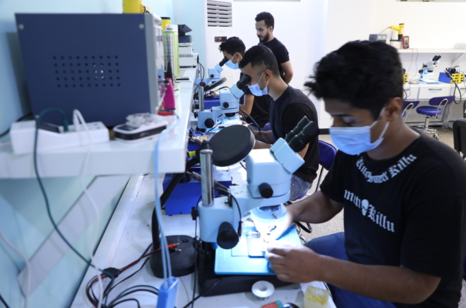 استخدام الآلات وصيانتها